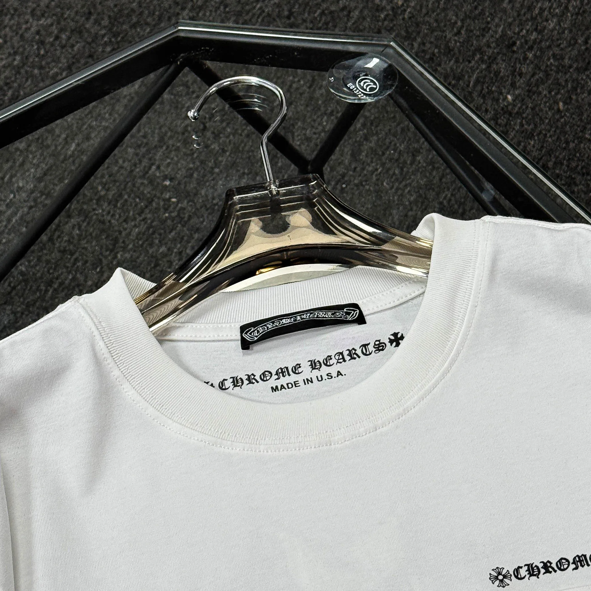 P170 Chrome Hearts Chrome Hearts 25 high-end versions. The fabric is made of 300 grams of high-density pure cotton. It does not deform or shrink. It has three labels. It is the same style for men and women. Technology: Digital printing. Color: White. Black. SIZE: S-XL.